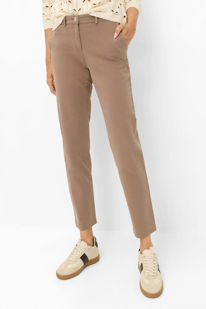Vue latérale pantalon chino Brax pour femme marron avec plis élégants - Valérie Simon