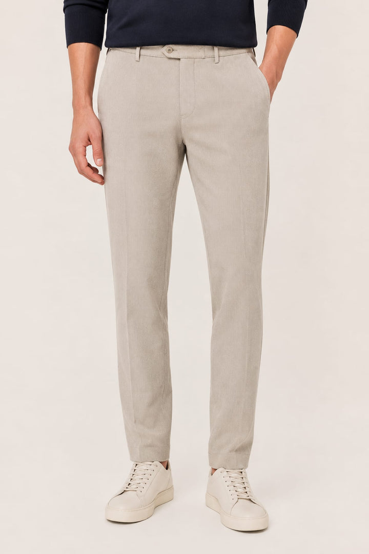 Vue latérale pantalon chino Meyer homme beige avec texture coton bio - Valérie Simon