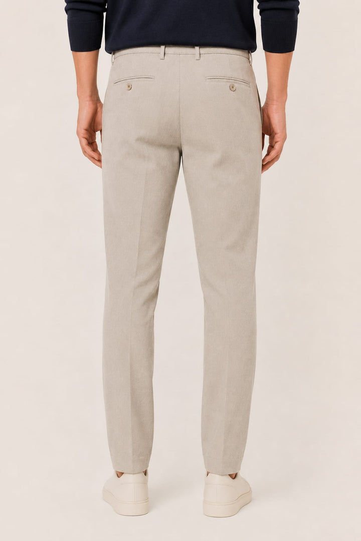 Angle détaillé pantalon chino Meyer homme beige avec texture coton biologique - Valérie Simon