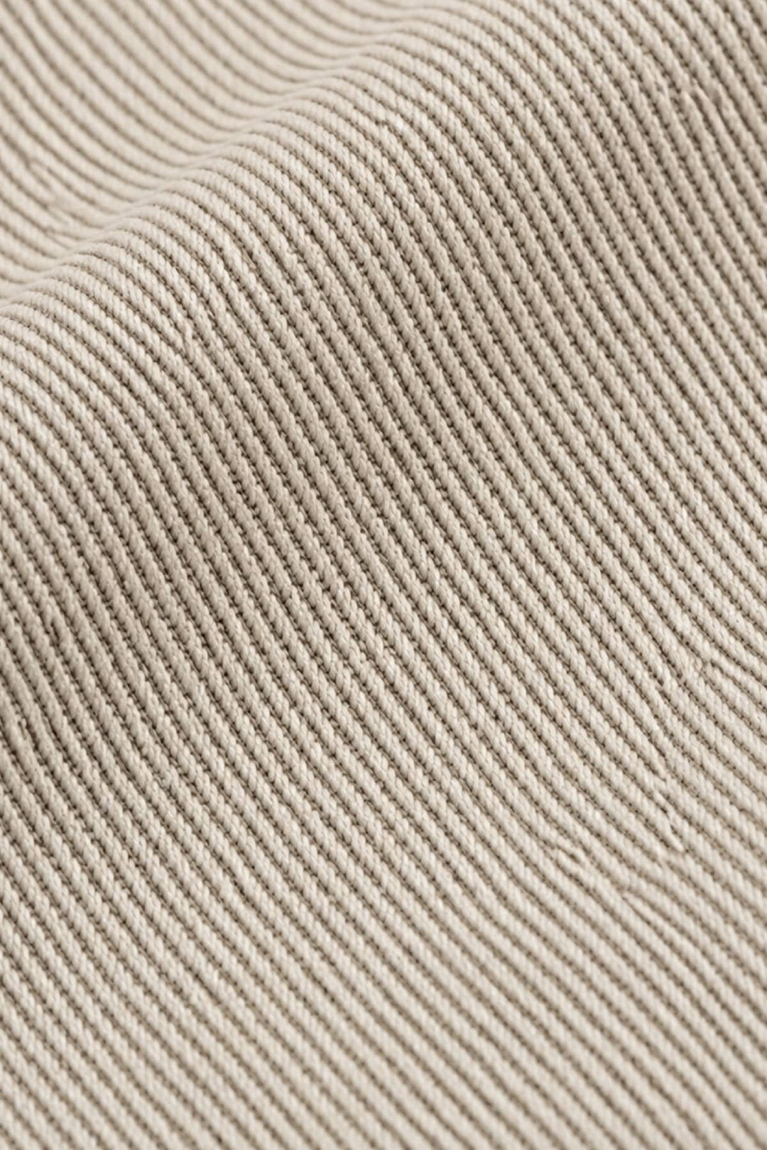 Vue de côté pantalon chino texturé Meyer pour homme beige avec ceinture marron - Valérie Simon