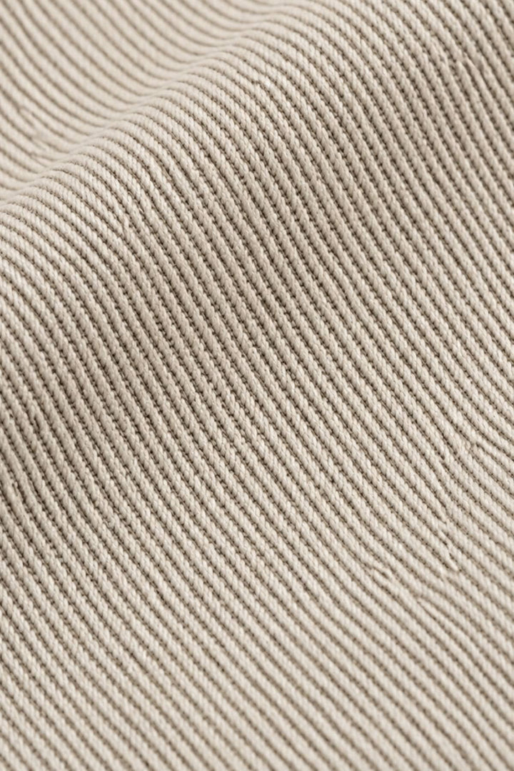 Vue de côté pantalon chino texturé Meyer pour homme beige avec ceinture marron - Valérie Simon
