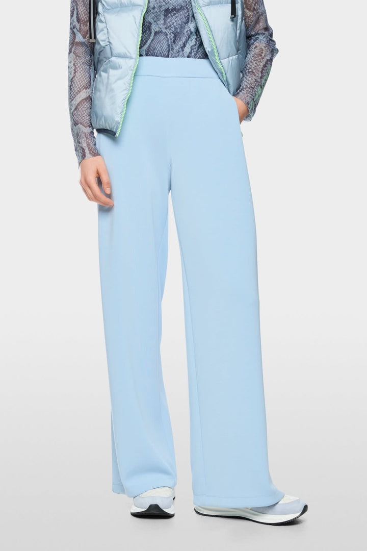 Side view of Wedi Marc Cain women&