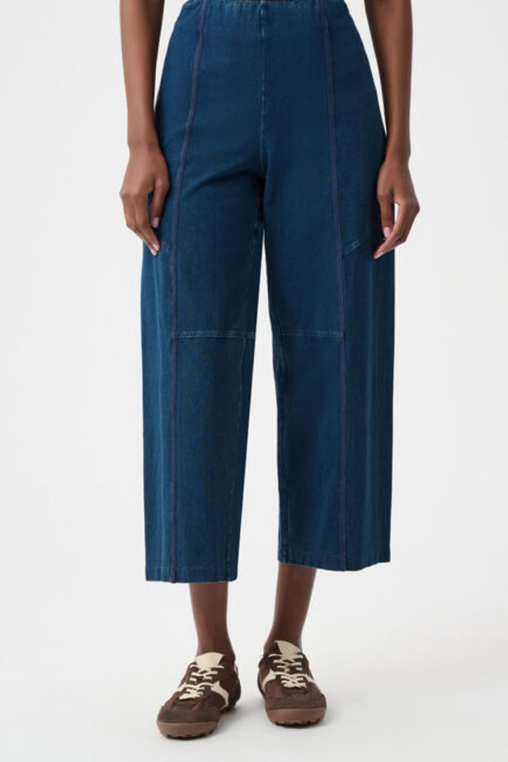 Side view of black Joseph Ribkoff cropped wide-leg pants with distinctive hems - Valérie Simon