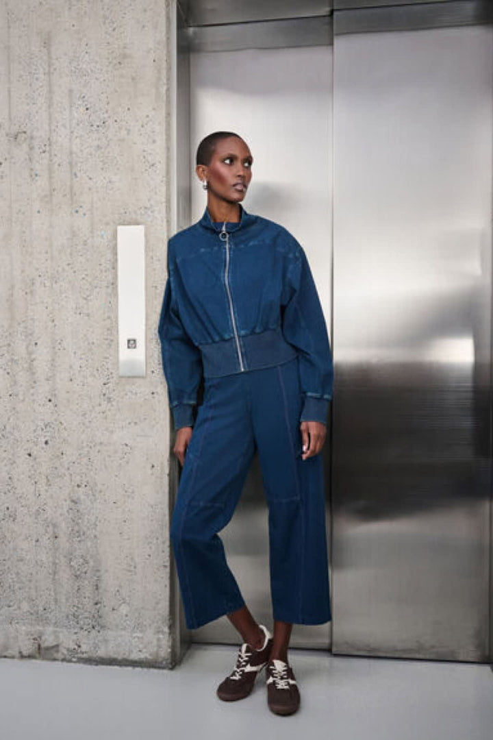 Front view of black Joseph Ribkoff wide-leg pants with raw-edge hems - Valérie Simon