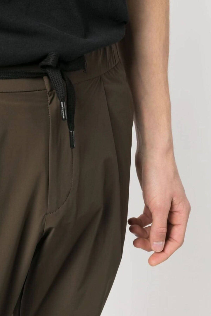 Détail du pantalon Laminar en nylon maestro avec cordon de serrage réglable et coupe moderne.