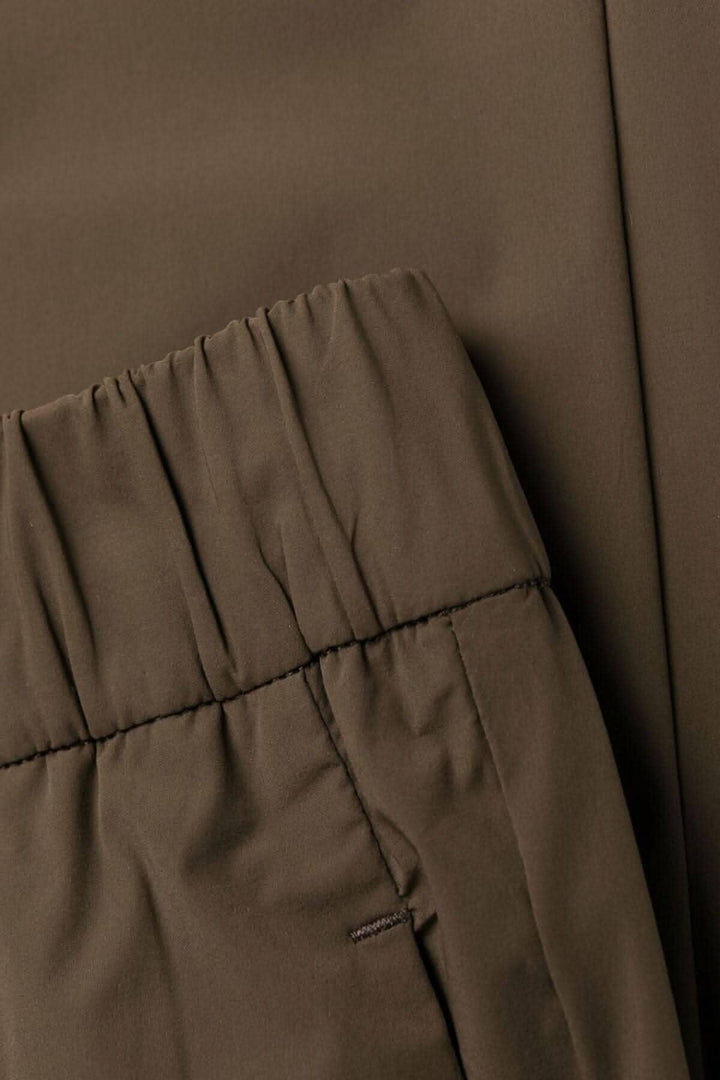 Détail du pantalon Laminar en nylon, montrant le cordon de serrage élastique pour un ajustement confortable.