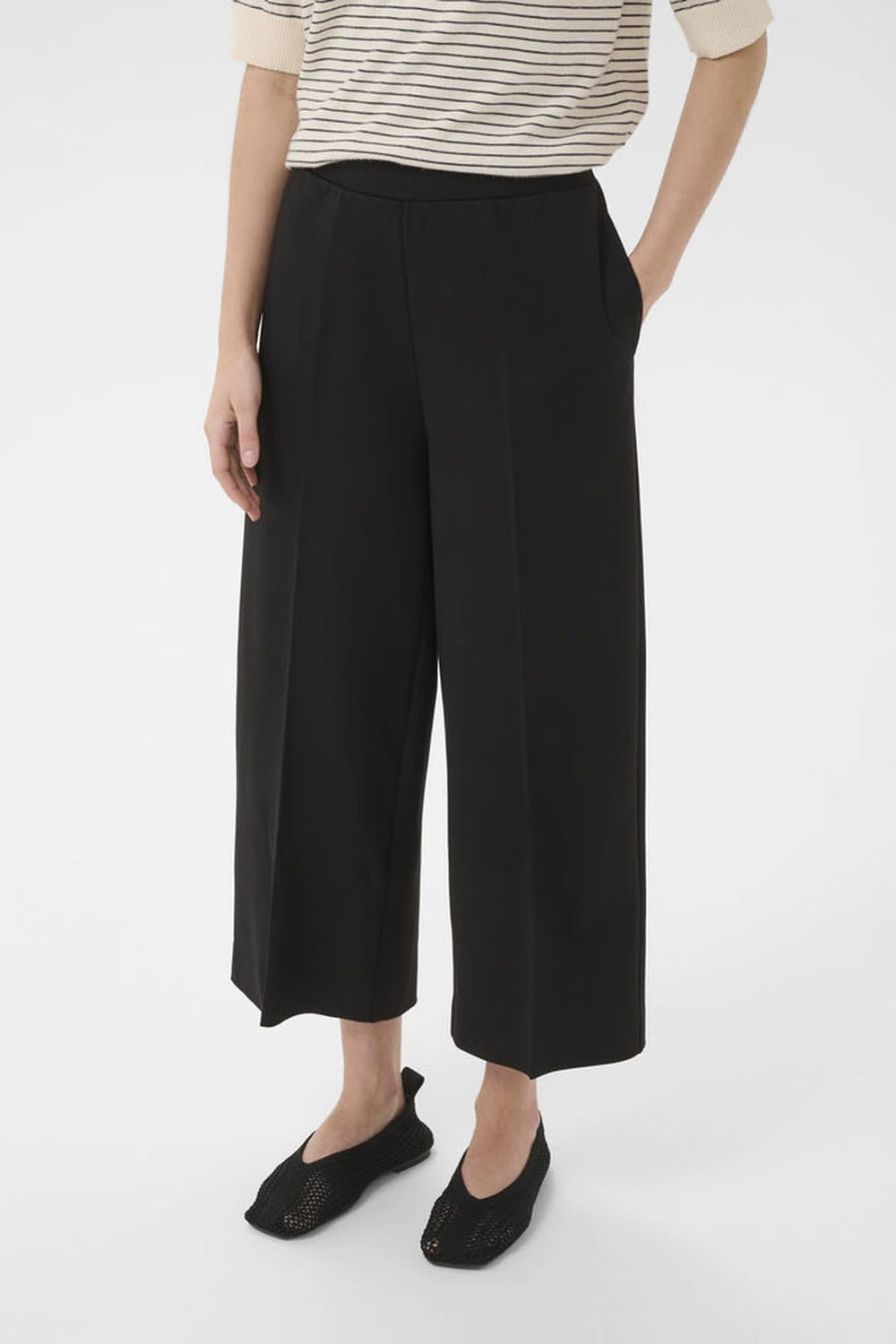 Vue latérale pantalon large Conchita Part Two noir - Valérie Simon