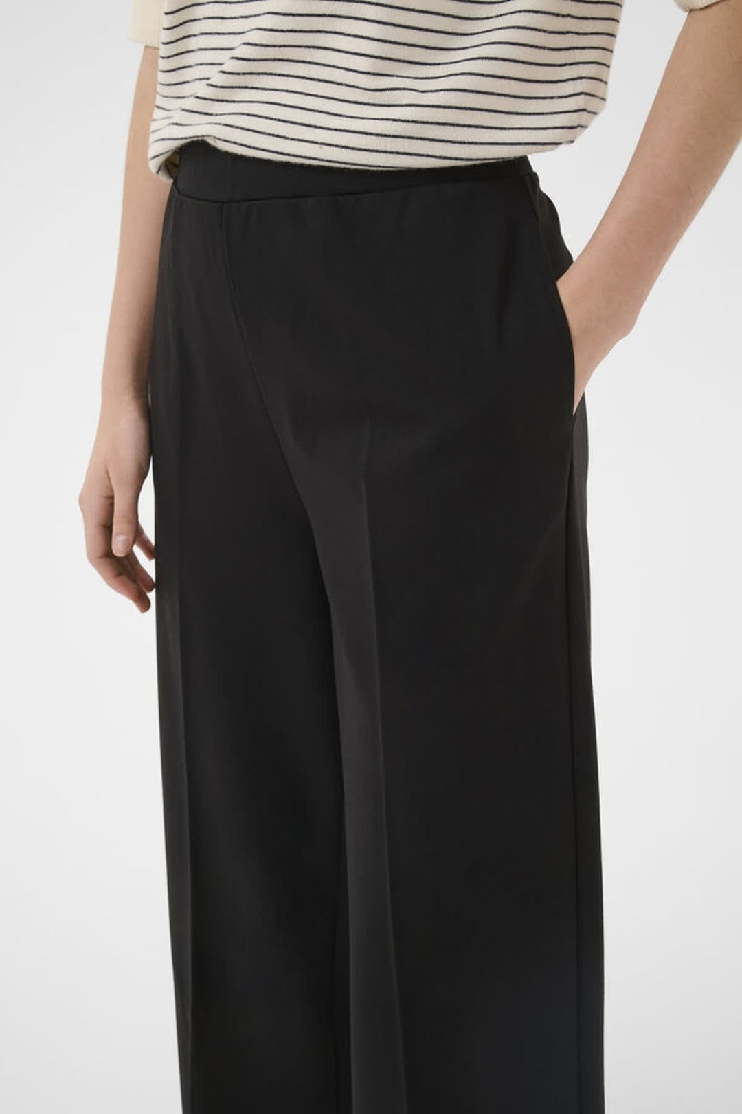 Vue de côté pantalon large Conchita Part Two beige à poches visibles pour femme - Valérie Simon