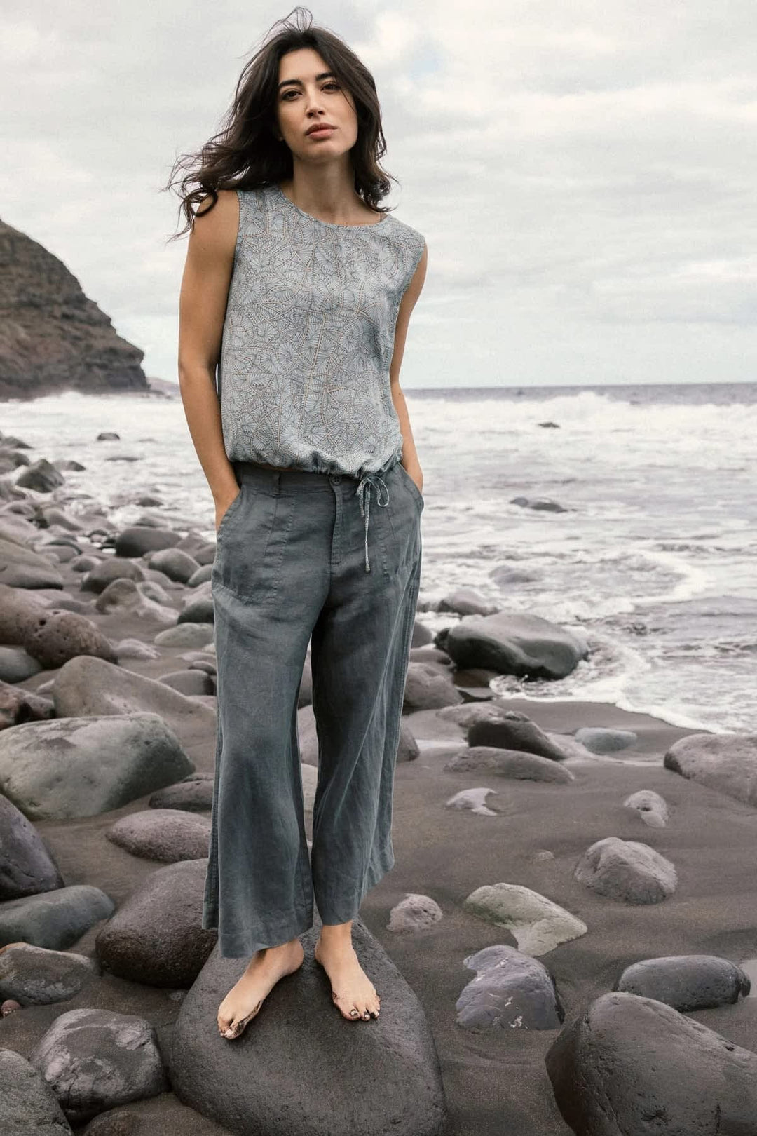 Vue portées pantalon large en lin beige avec ceinture nouée Nile pour femme - Valérie Simon