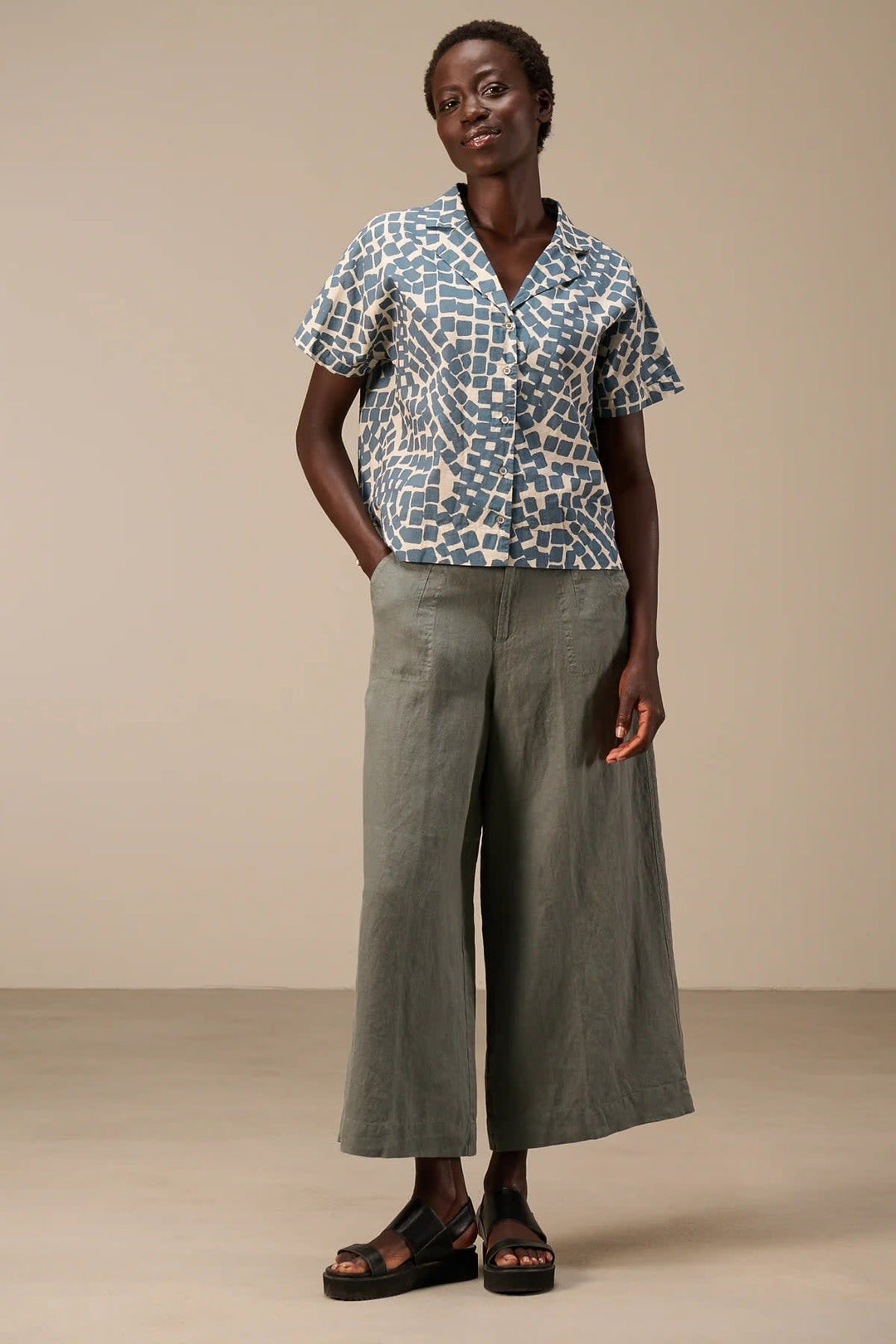 Vue de côté pantalon large en lin beige pour femme Nile, détail couture apparente - Valérie Simon
