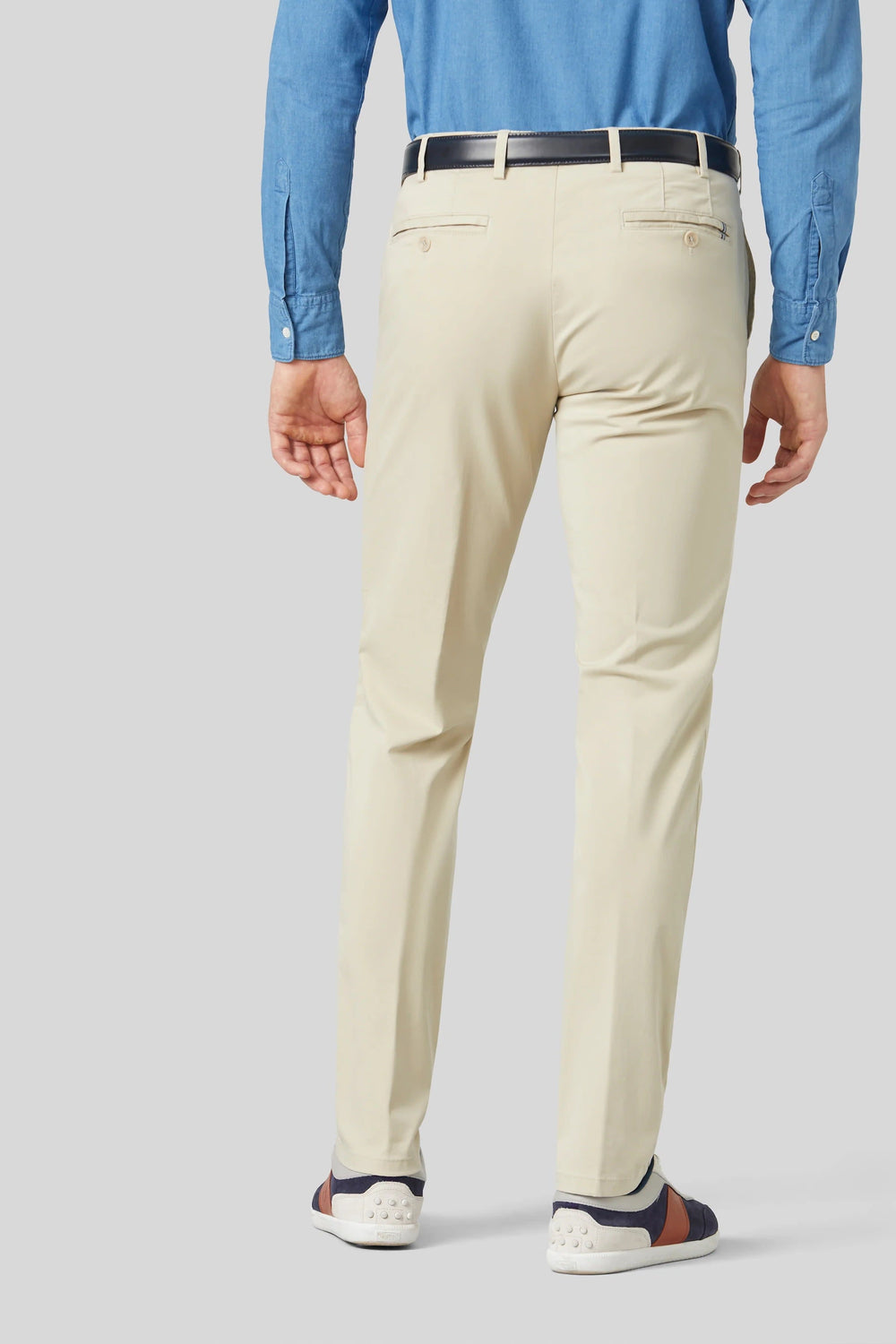 Side view of the Oslo Meyer men's light brown pants with a visible belt - Valérie Simon
