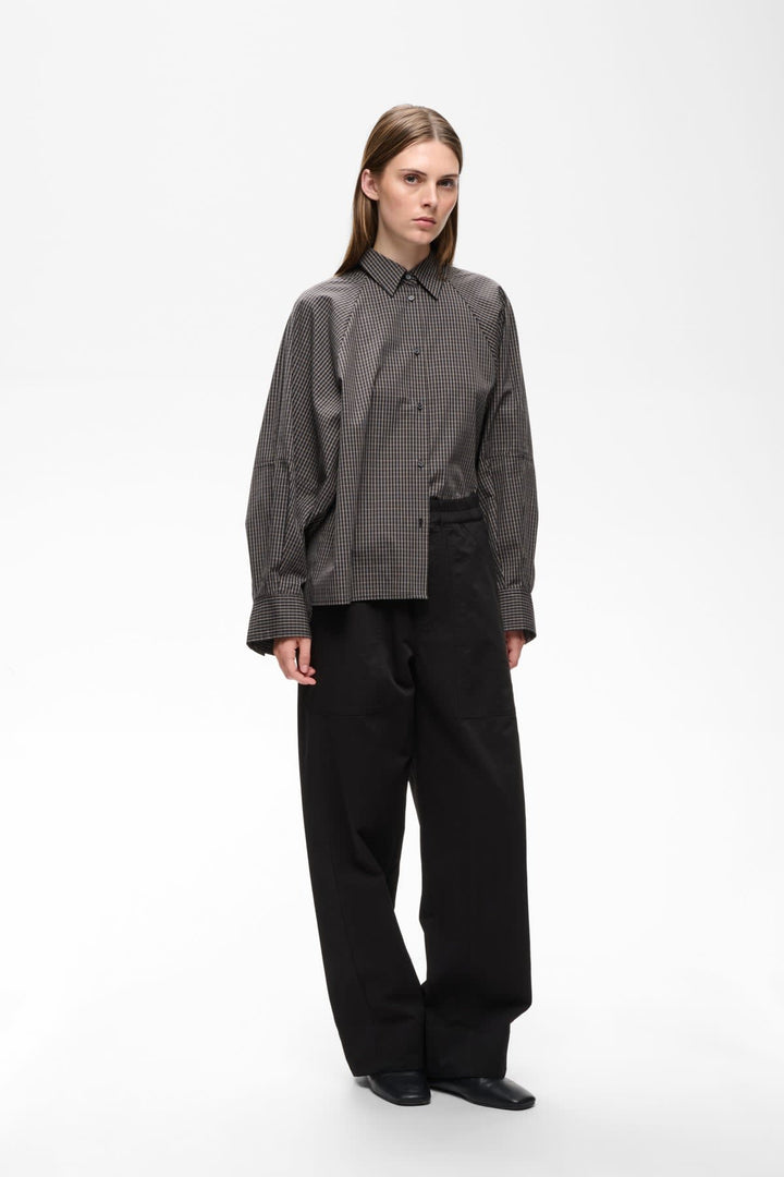 Vue latérale pantalon habillé Haiko Inwear taupe avec poche et ceinture élastique pour femme - Valérie Simon