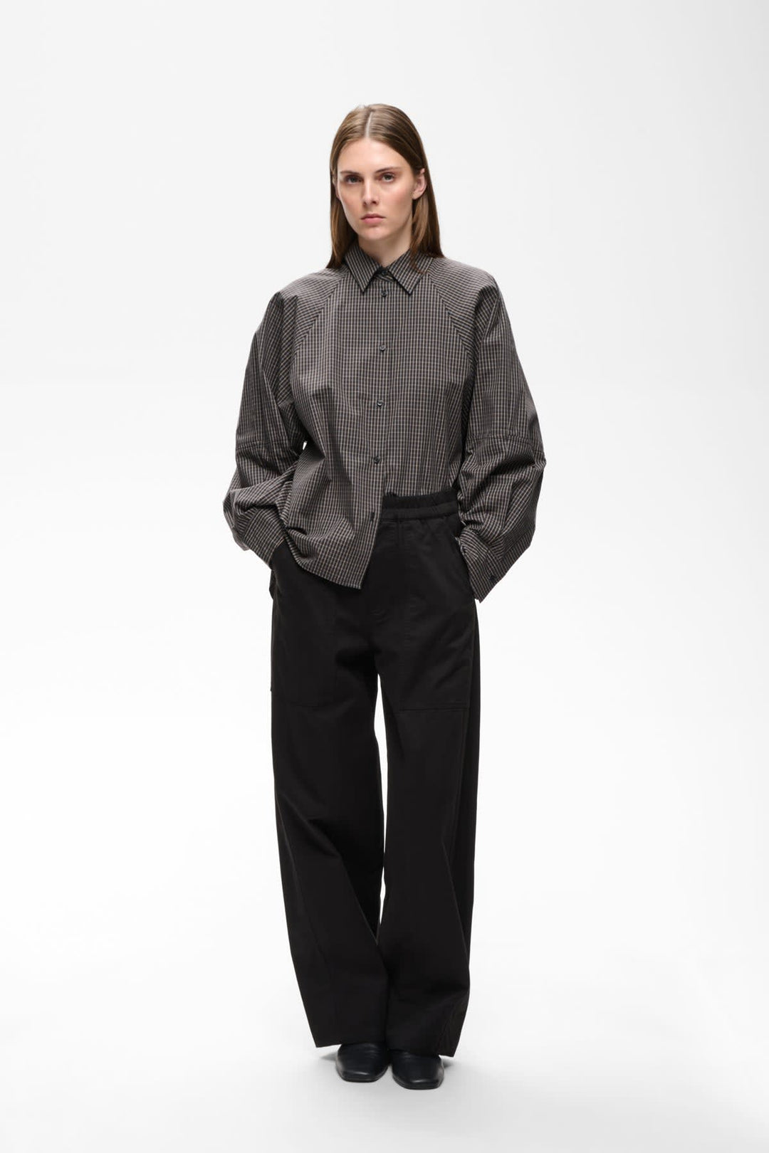 Vue de face pantalon taille élastique Haiko Inwear noir avec plis élégants - Valérie Simon