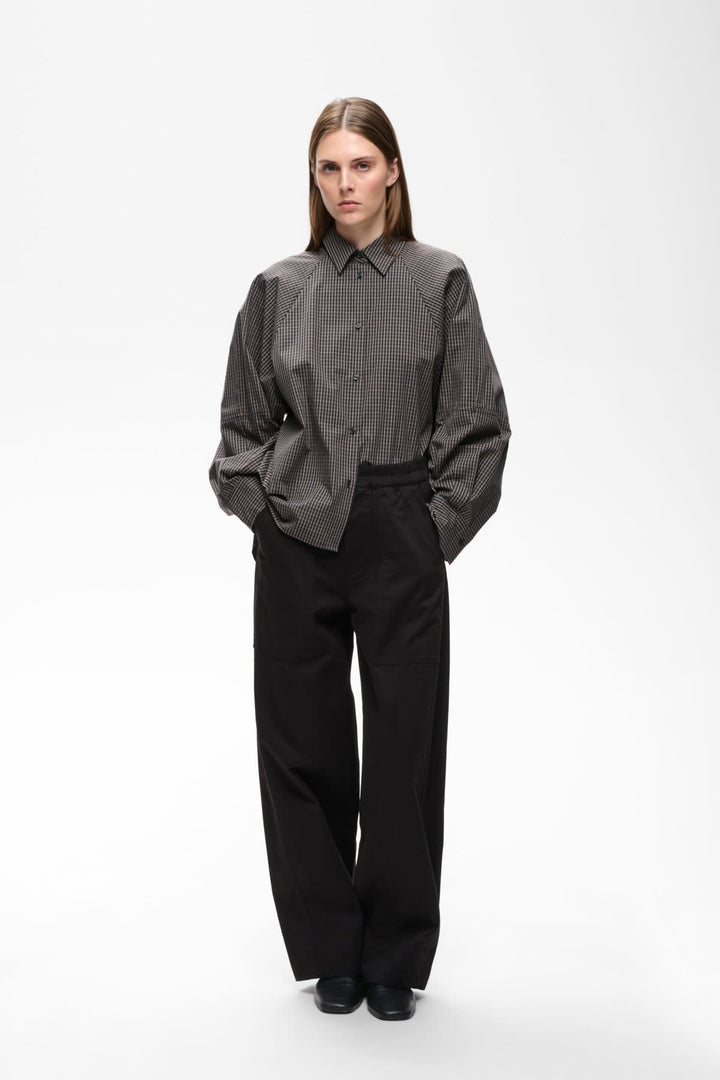 Vue de face pantalon taille élastique Haiko Inwear noir avec plis élégants - Valérie Simon