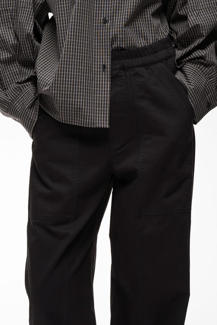 Vue de face pantalon habillé Haiko Inwear femme noir avec taille élastique - Valérie Simon