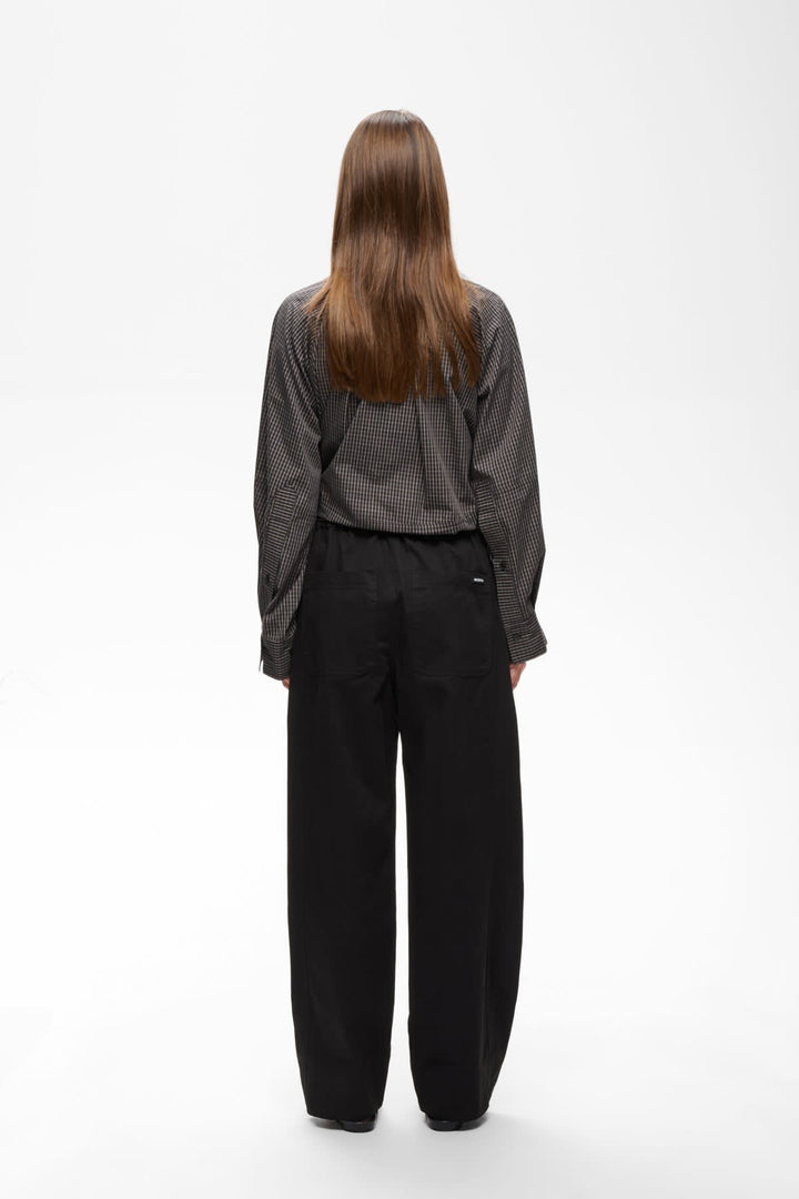 Vue de côté pantalon habillé Haiko Inwear blanc taille élastique avec ceinture - Valérie Simon