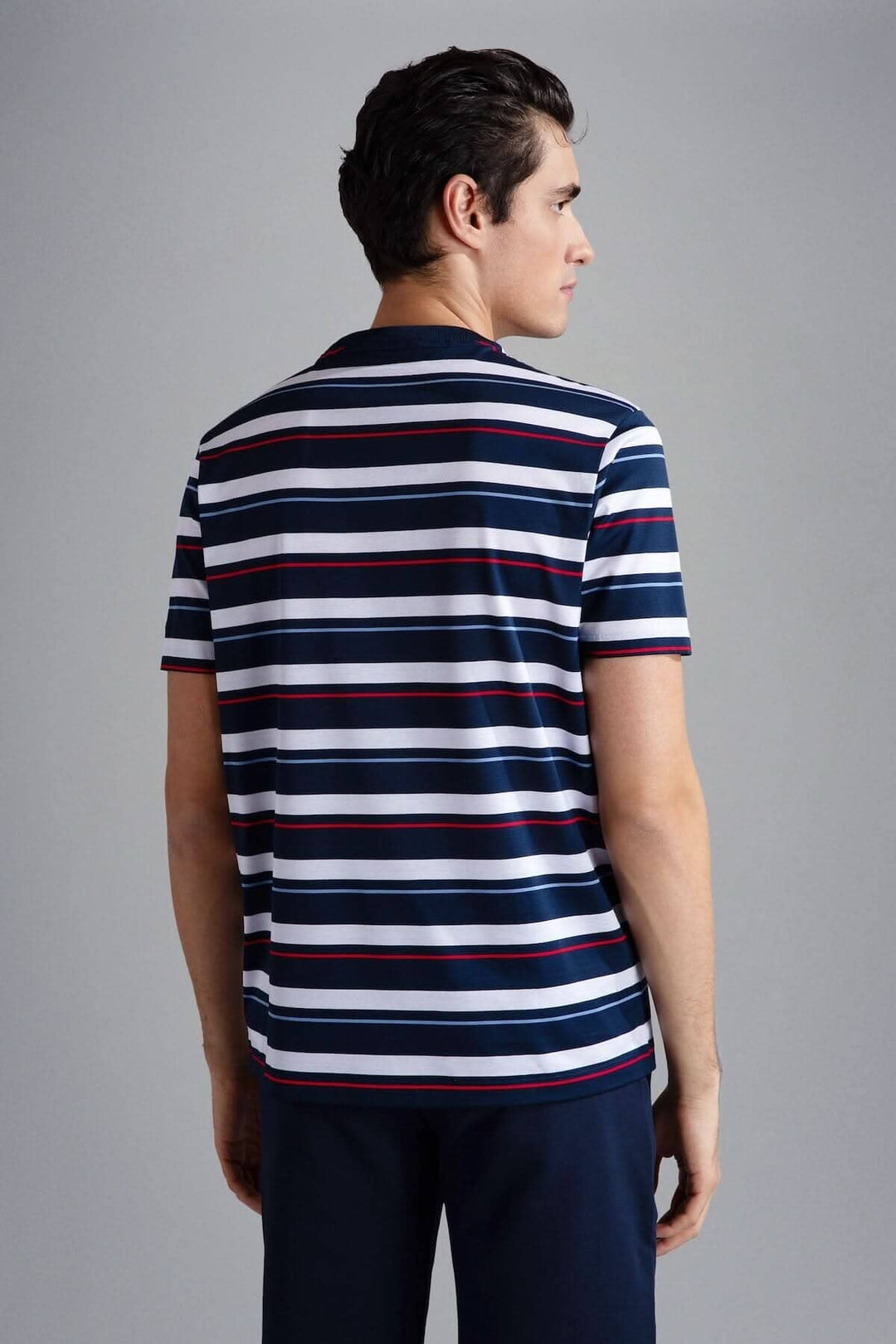 T-shirt ligné multicolore de Paul and Shark, vue arrière, design contemporain en nuances marines, bleues, rouges et blanches.
