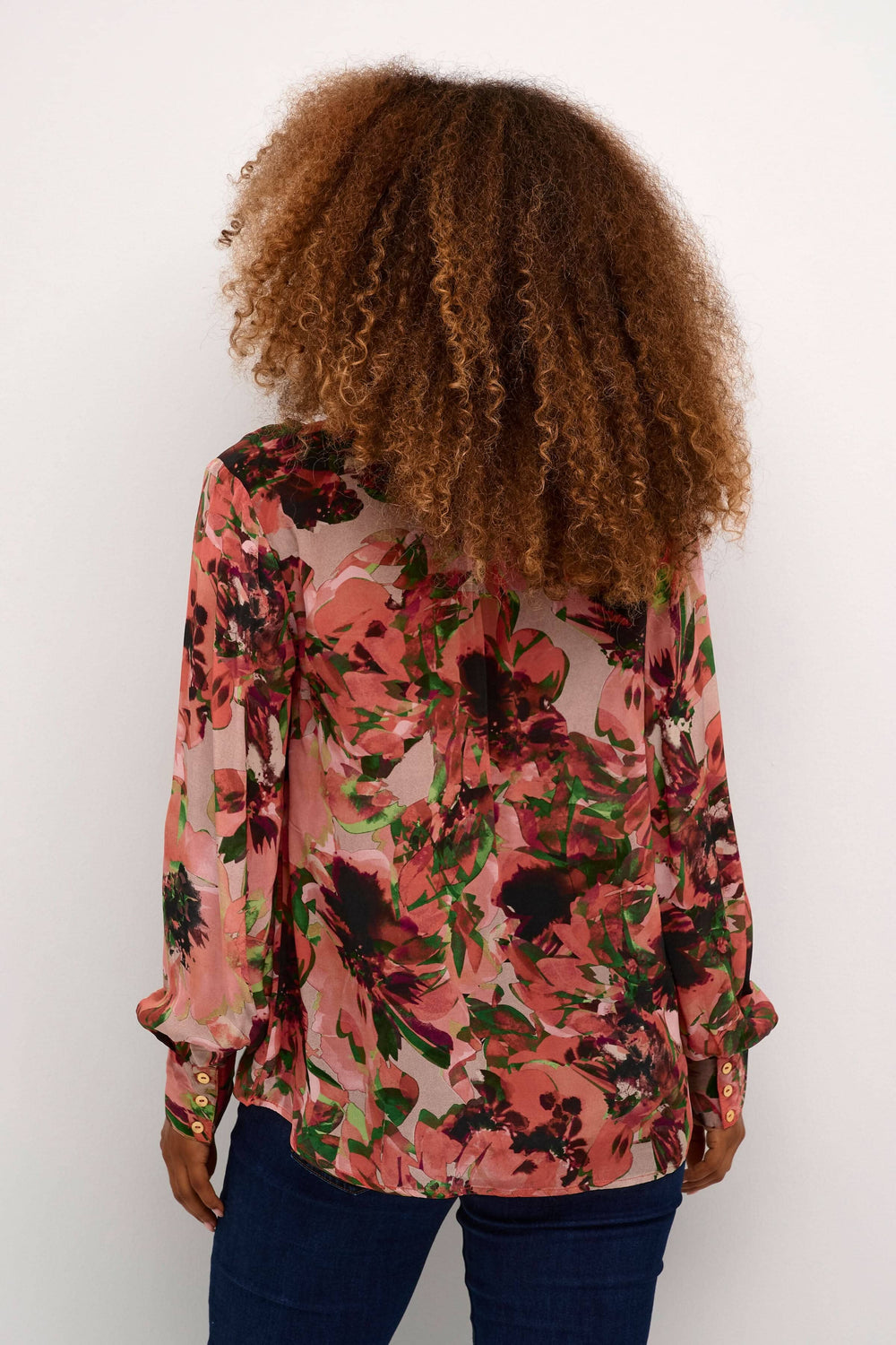Blouse imprimée fleurs avec manches longues amples et encolure en V, vue arrière sur modèle.
