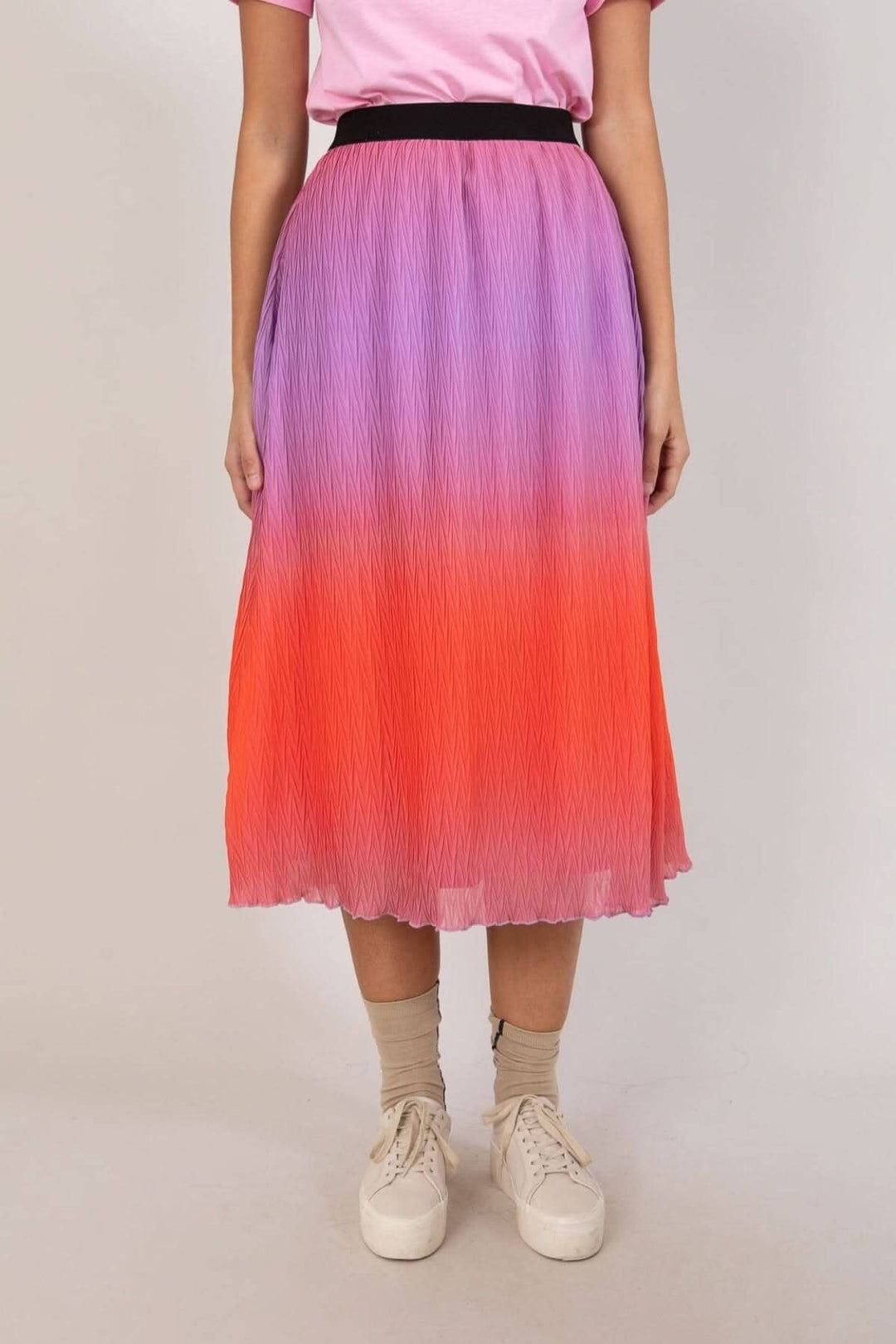 Jupe plissée dégradée en violet et rouge avec bande élastique, style décontracté, longueur jusqu'aux mollets.