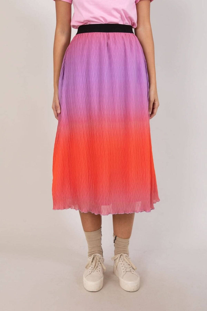 Jupe plissée dégradée en violet et rouge avec bande élastique, style décontracté, longueur jusqu'aux mollets.