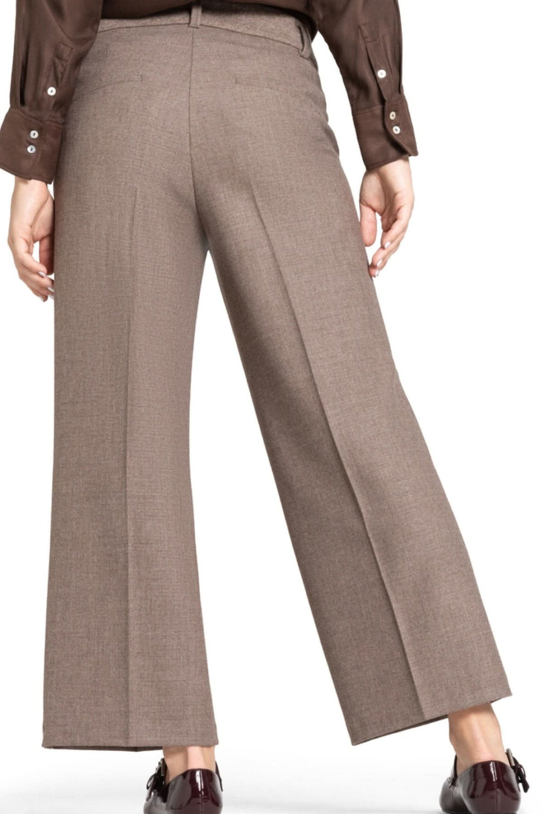 Pantalon droit à jambe large pour femme en tissu souple, élégant et polyvalent. Idéal pour bureau ou sorties chics. Confort et style.