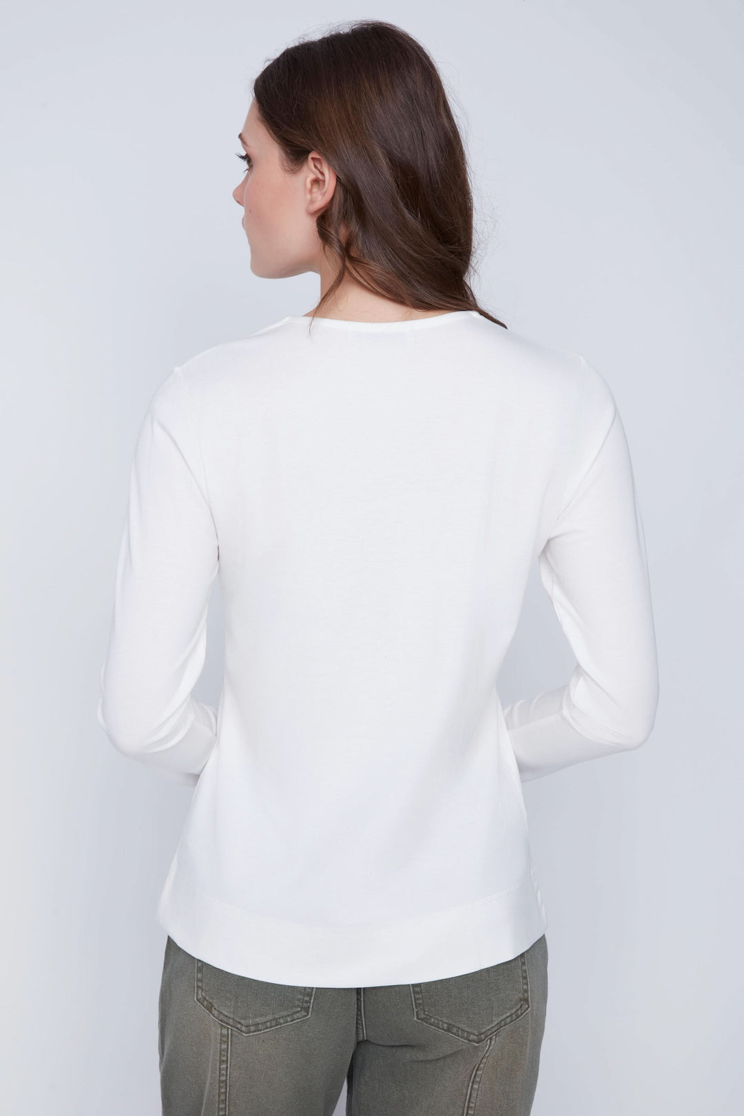 Femme vue de dos portant un chandail encolure en V zippée, style décontracté avec coupe droite.