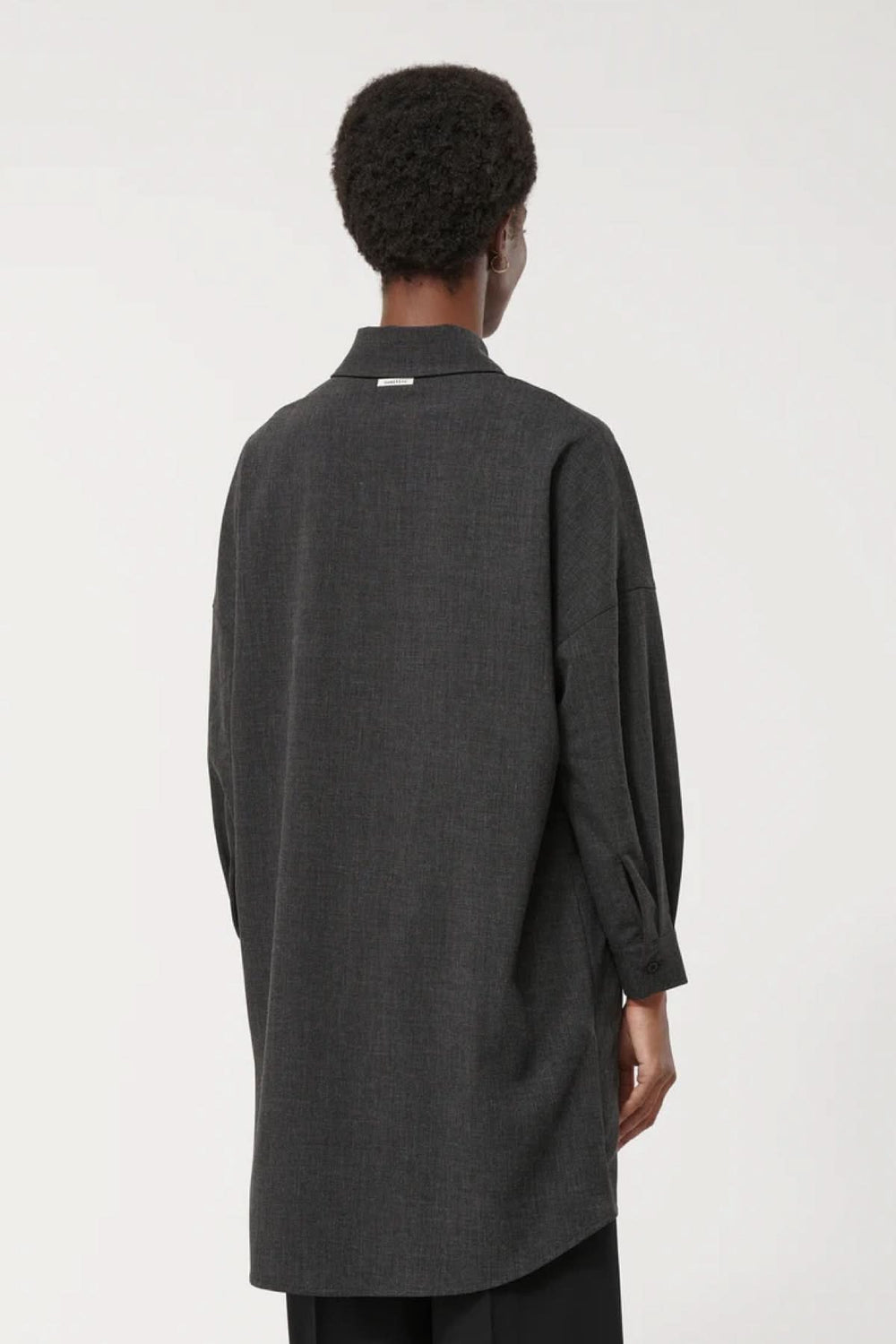 Vue arrière de la robe à manches longues, coupe ample et col classique, design minimaliste.