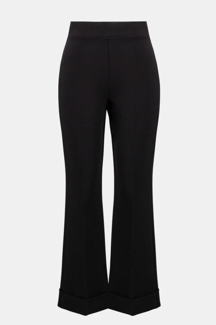 Pantalon classique évasé noir à taille haute, coupe élégante et ourlet large.