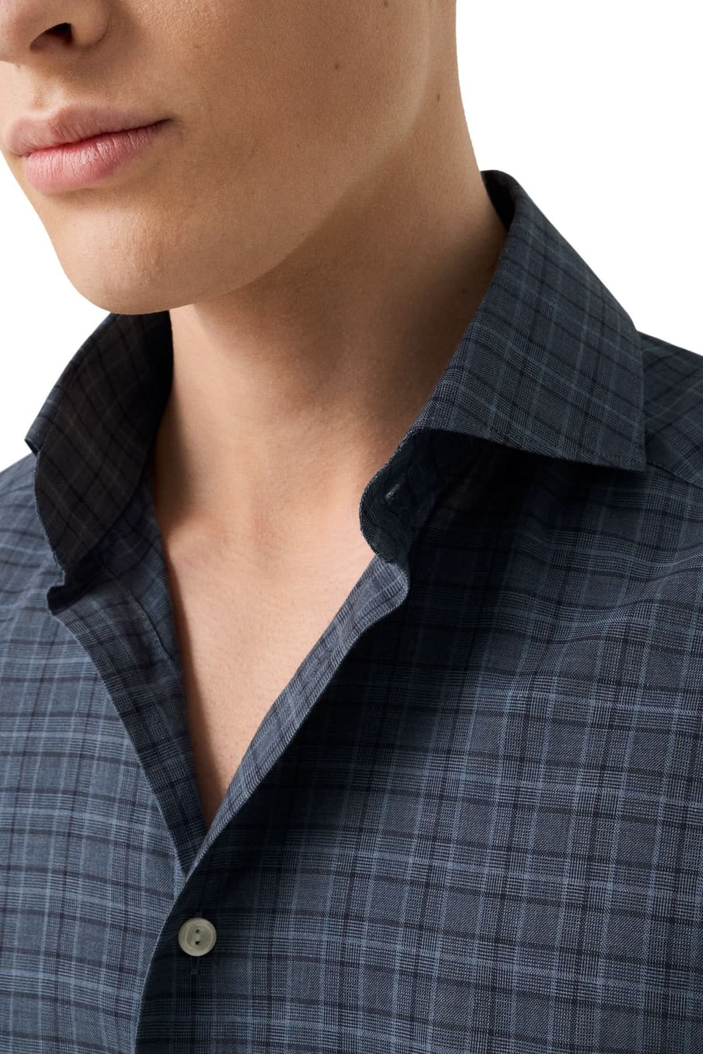 Détails du col italien sophistiqué de la chemise en flanelle signature à carreaux, style élégant et raffiné pour la saison froide.