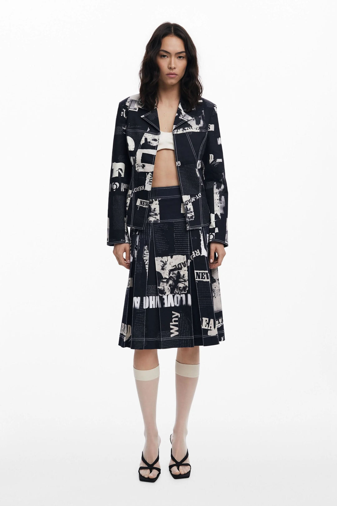 Veste style motard avec imprimé typographique, associée à une jupe assortie pour un look audacieux et graphique.