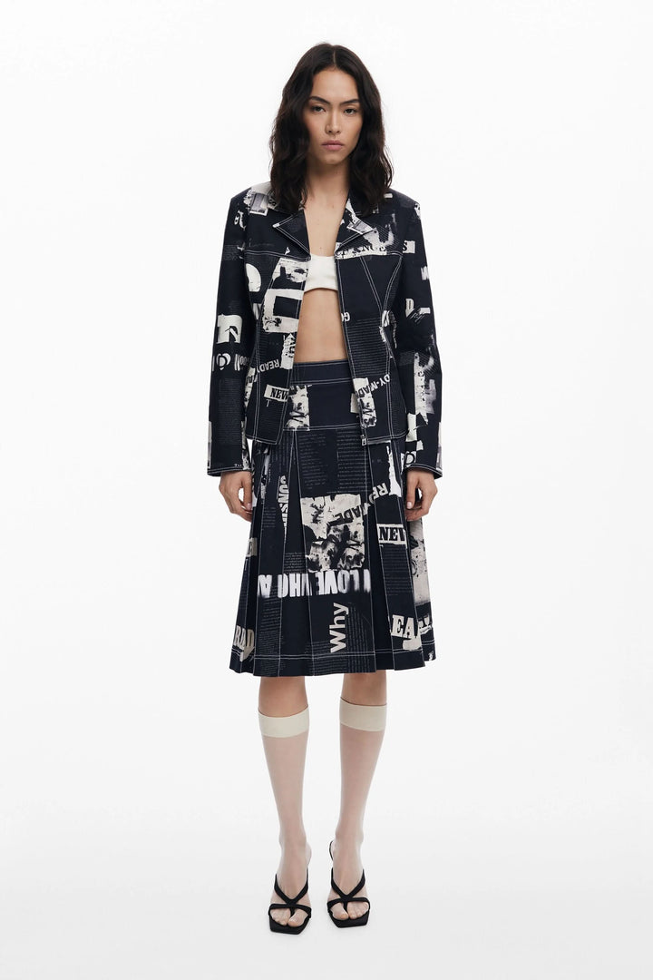 Veste style motard avec imprimé typographique, associée à une jupe assortie pour un look audacieux et graphique.