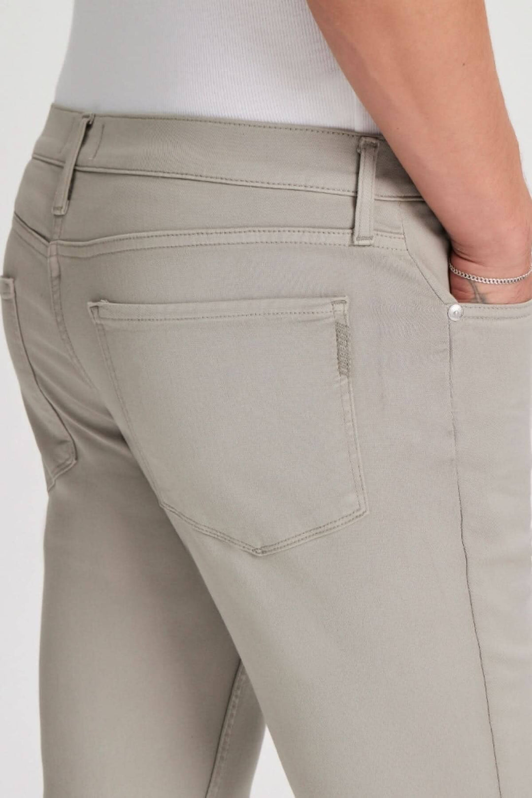 Jean Lennox Static Grey : coupe slim moderne en denim gris clair, vue arrière des poches et détails.