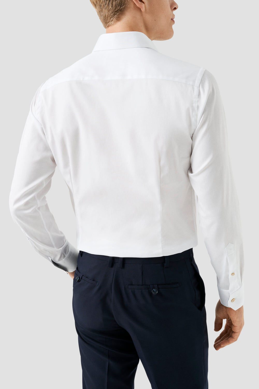 Dos d'une chemise habillée blanche avec col italien, parfaite pour occasions professionnelles et élégantes.