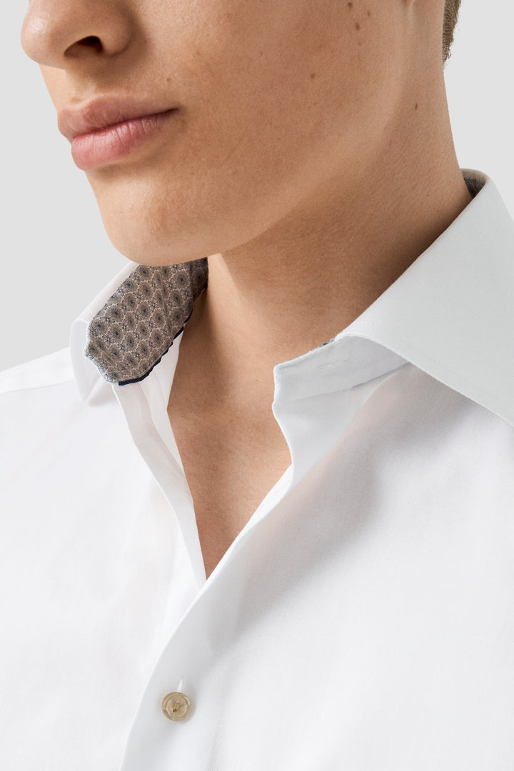 Chemise habillée blanche avec col italien et imprimé discret, idéale pour occasions professionnelles.