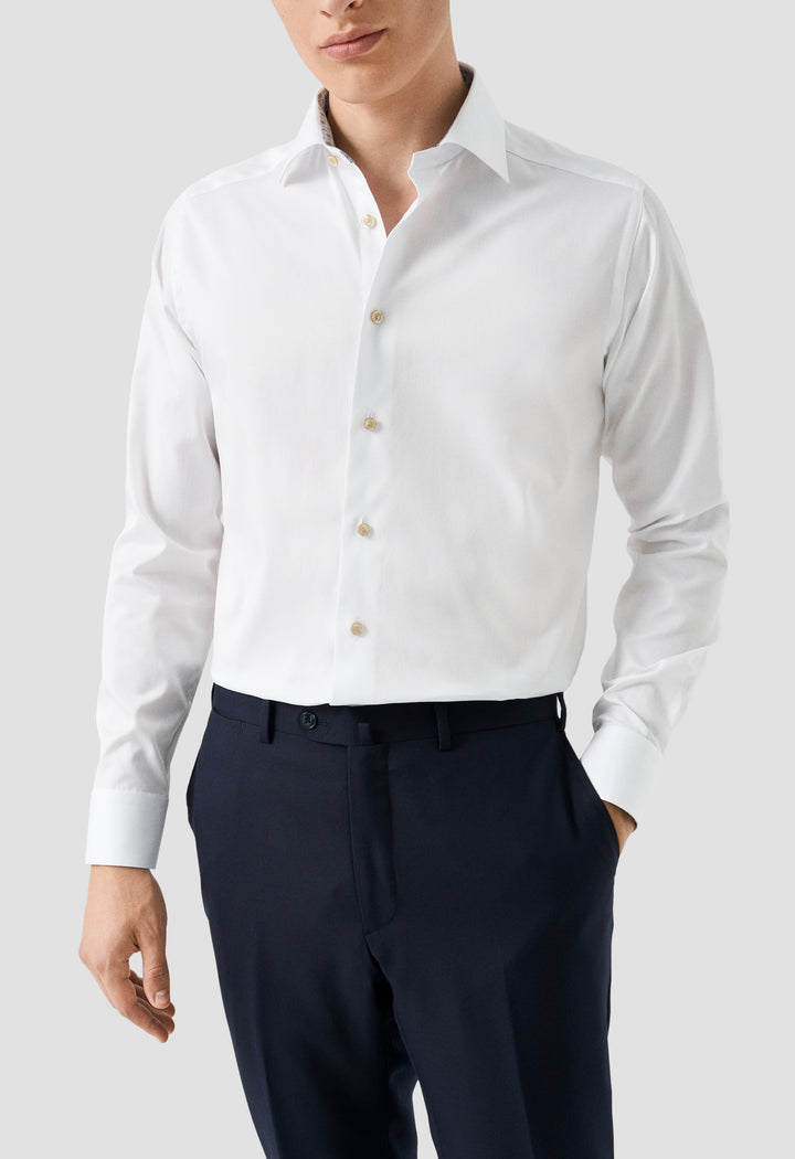 Chemise habillée blanche à col italien, boutons nacrés, élégante pour les occasions professionnelles et événements habillés.