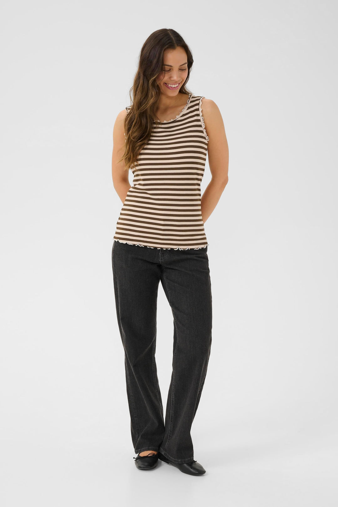 Camisole ribba rayée au tricot côtelé, coupe ajustée, portée avec un pantalon black décontracté.