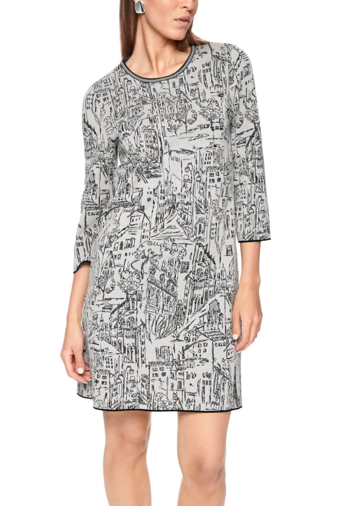 Robe à motif urbain en maille légère avec manches 3/4 et encolure ronde, imprimé croquis urbains noir et blanc, coupe décontractée.