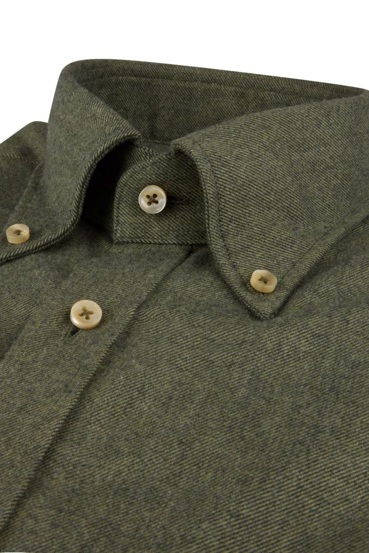 Chemise en flanelle coton à col boutonné avec boutons en nacre, idéale pour un style élégant et intemporel, homme moderne.