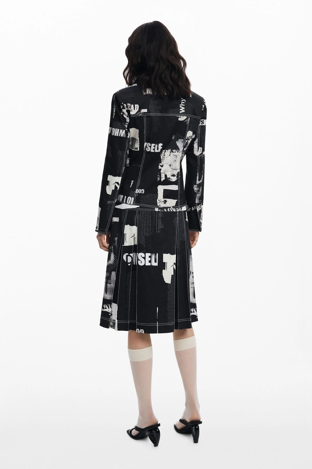 Veste style motard à imprimé typographique, vue arrière, avec coupe structurée et détails soignés.