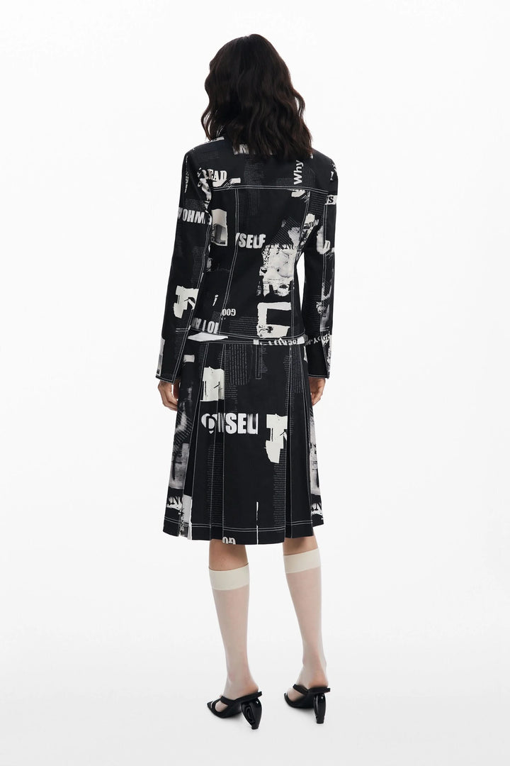 Veste style motard à imprimé typographique, vue arrière, avec coupe structurée et détails soignés.