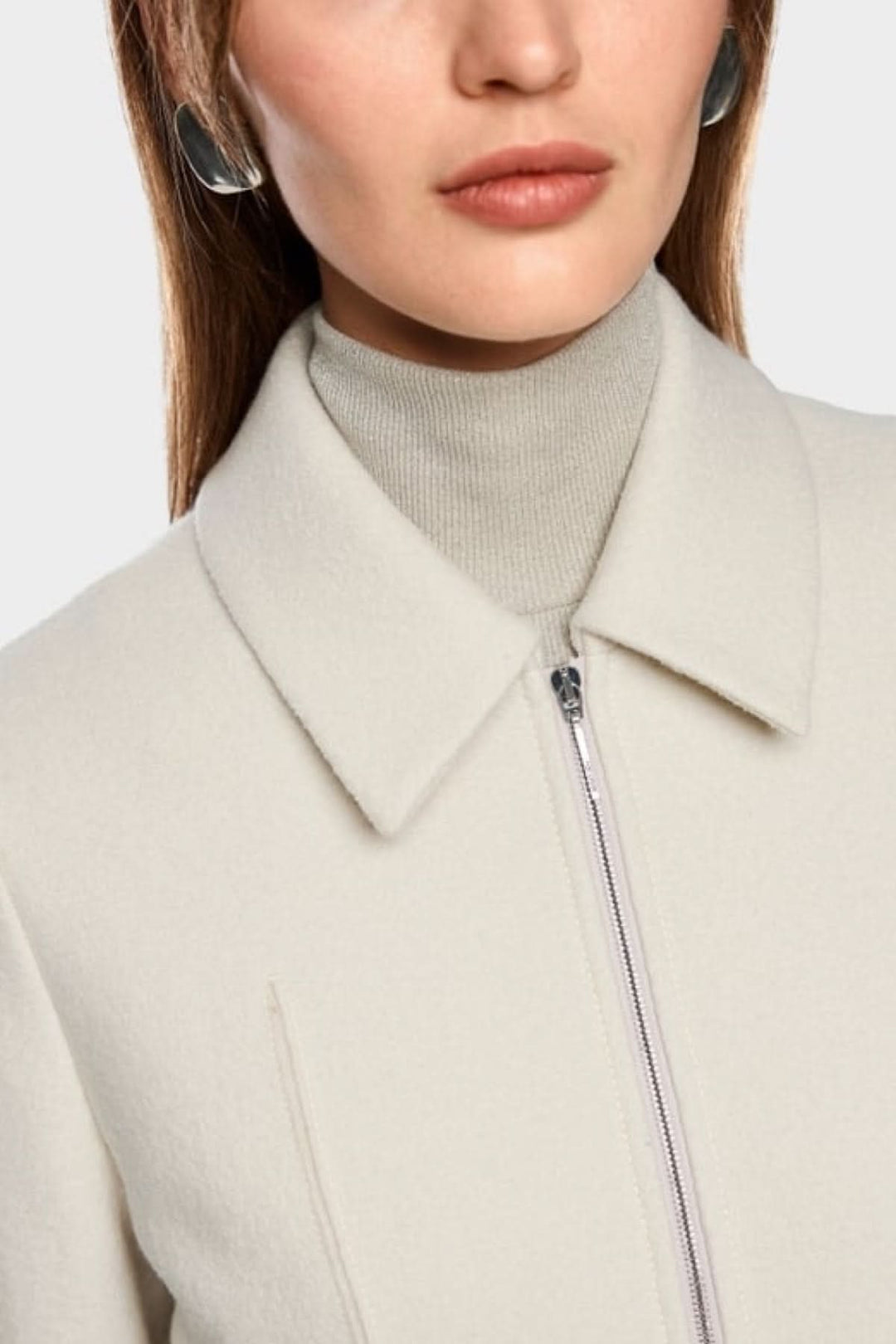 Veste en laine vierge tendance avec fermeture éclair et poches passepoilées, idéale pour un look moderne et confortable.
