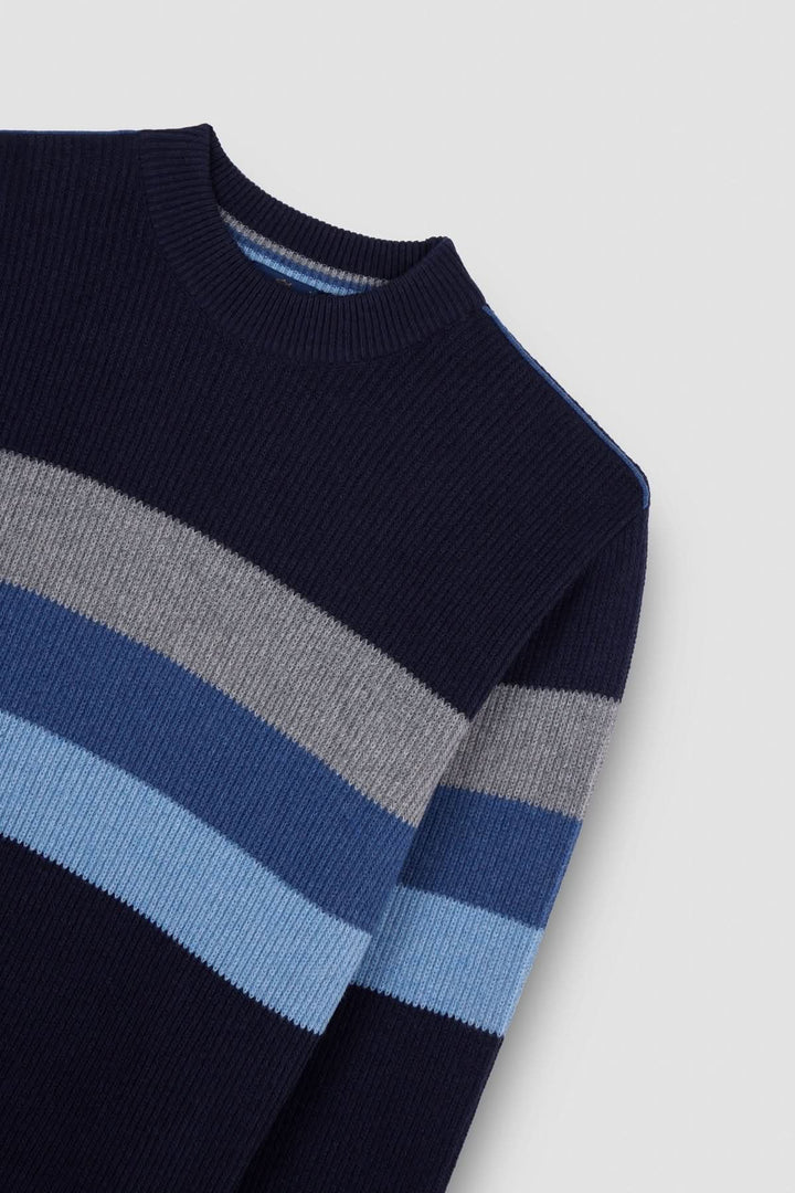 Chandail en maille à rayures texturées de couleurs bleu et gris, col montant pour un style urbain.