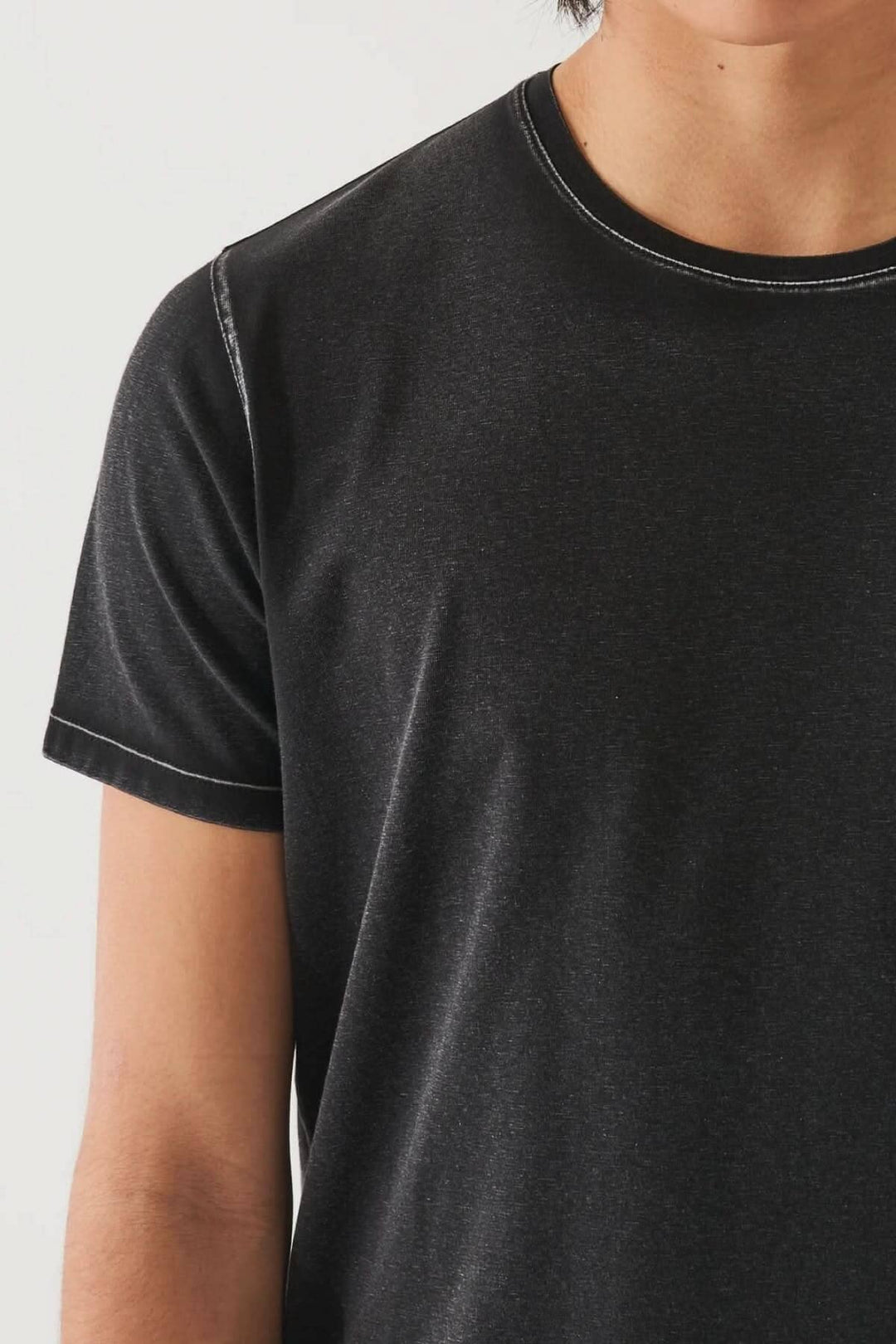 T-shirt stretch vintage wash en noir avec coutures délavées, coupe régulière et col ras du cou, parfait pour l'été.