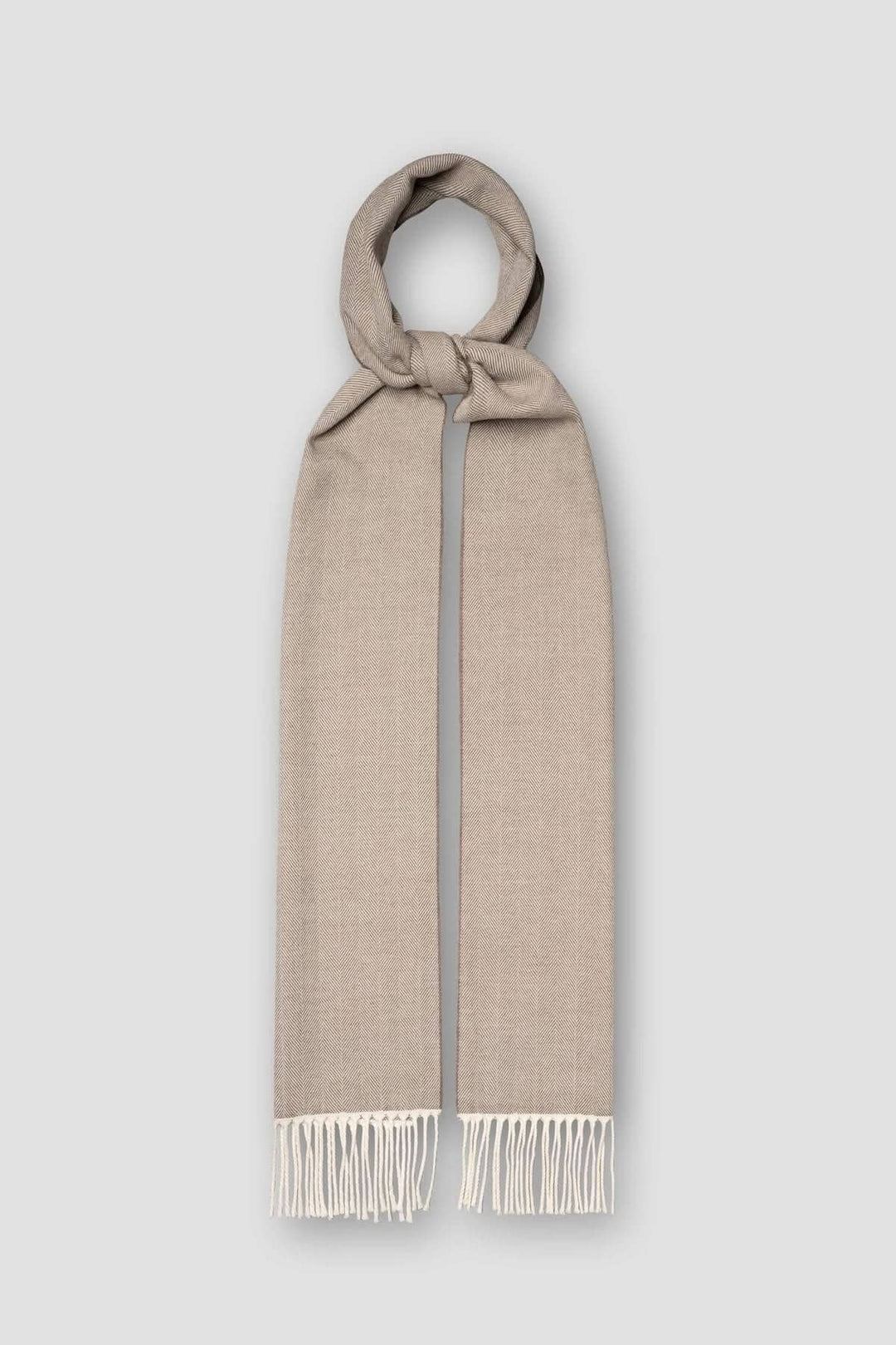 Foulard en laine à chevrons, couleur neutre, avec franges et texture élégante, idéal pour le confort et le style.