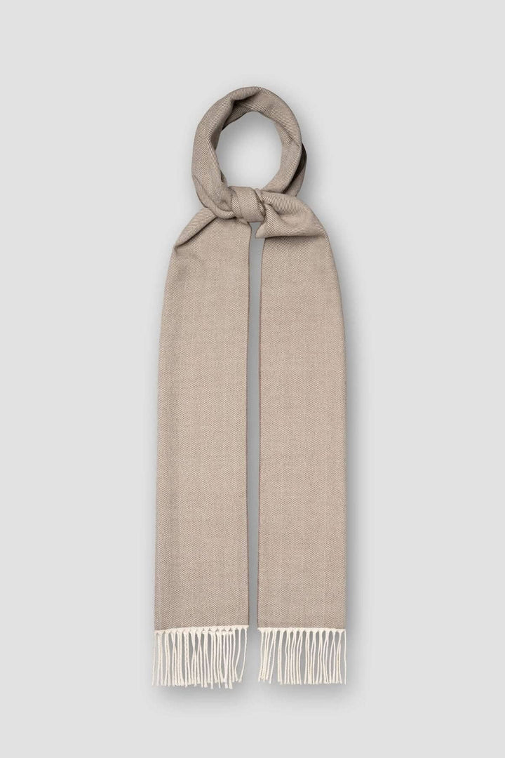 Foulard en laine à chevrons, couleur neutre, avec franges et texture élégante, idéal pour le confort et le style.