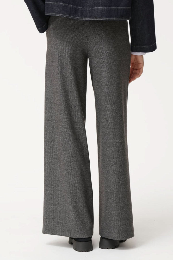 Pantalon ample à la coupe fluide avec taille élastiquée et coupe large, idéal pour un look moderne et confortable.