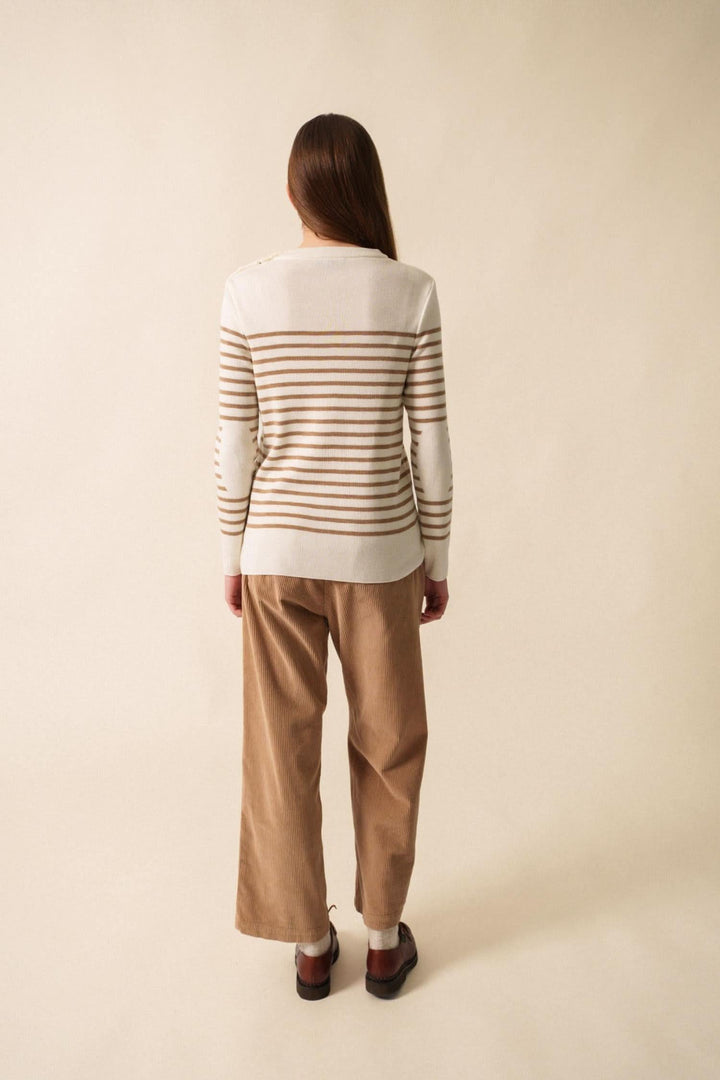 Chandail Bregancon R. à rayures marines, porté avec un pantalon beige, vue de dos.