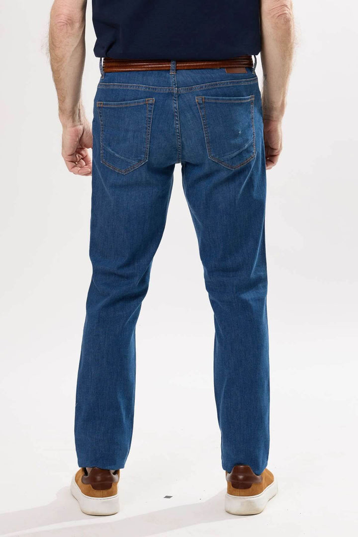 Jean classique à coupe droite pour homme, vue arrière, en denim extensible, idéal pour un look décontracté.