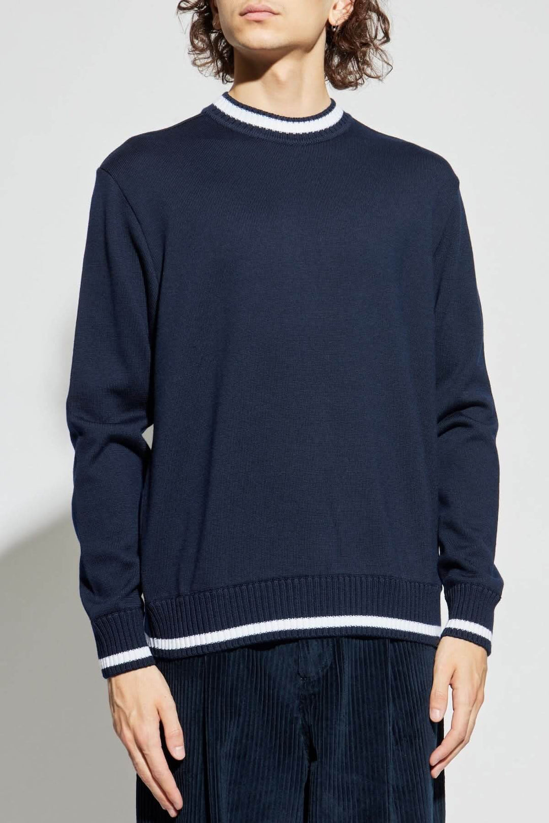 Chandail col rond bleu marine avec bandes contrastantes au col et à la taille pour un style décontracté et moderne.