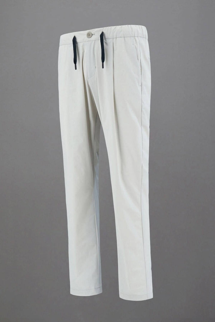 Pantalon Laminar en nylon blanc avec cordon de serrage, idéal pour un look sportif et sophistiqué.